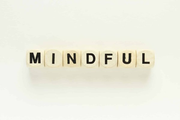 Quels sont les effets des interventions de pleine conscience sur la gestion de la douleur chronique?